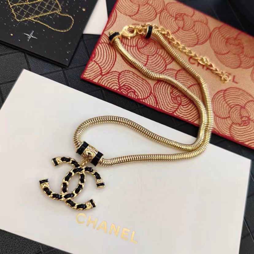 Fashionable and luxurious necklace