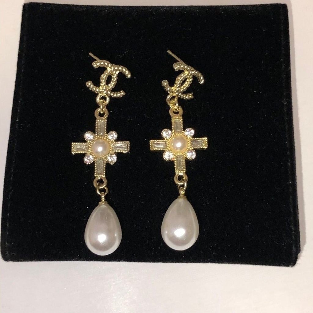 Elegant women's earrings