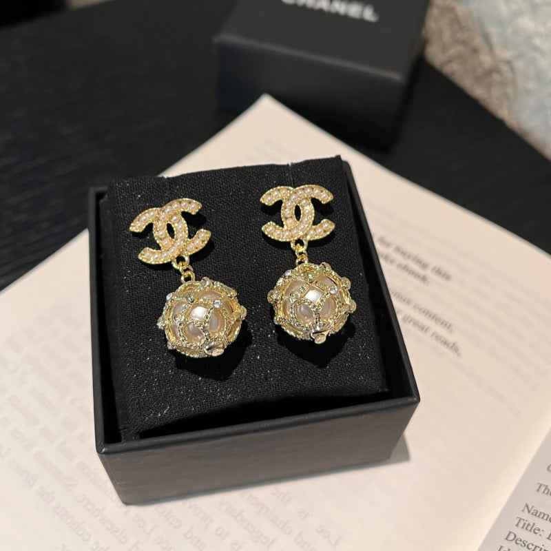 Women's fashion earrings