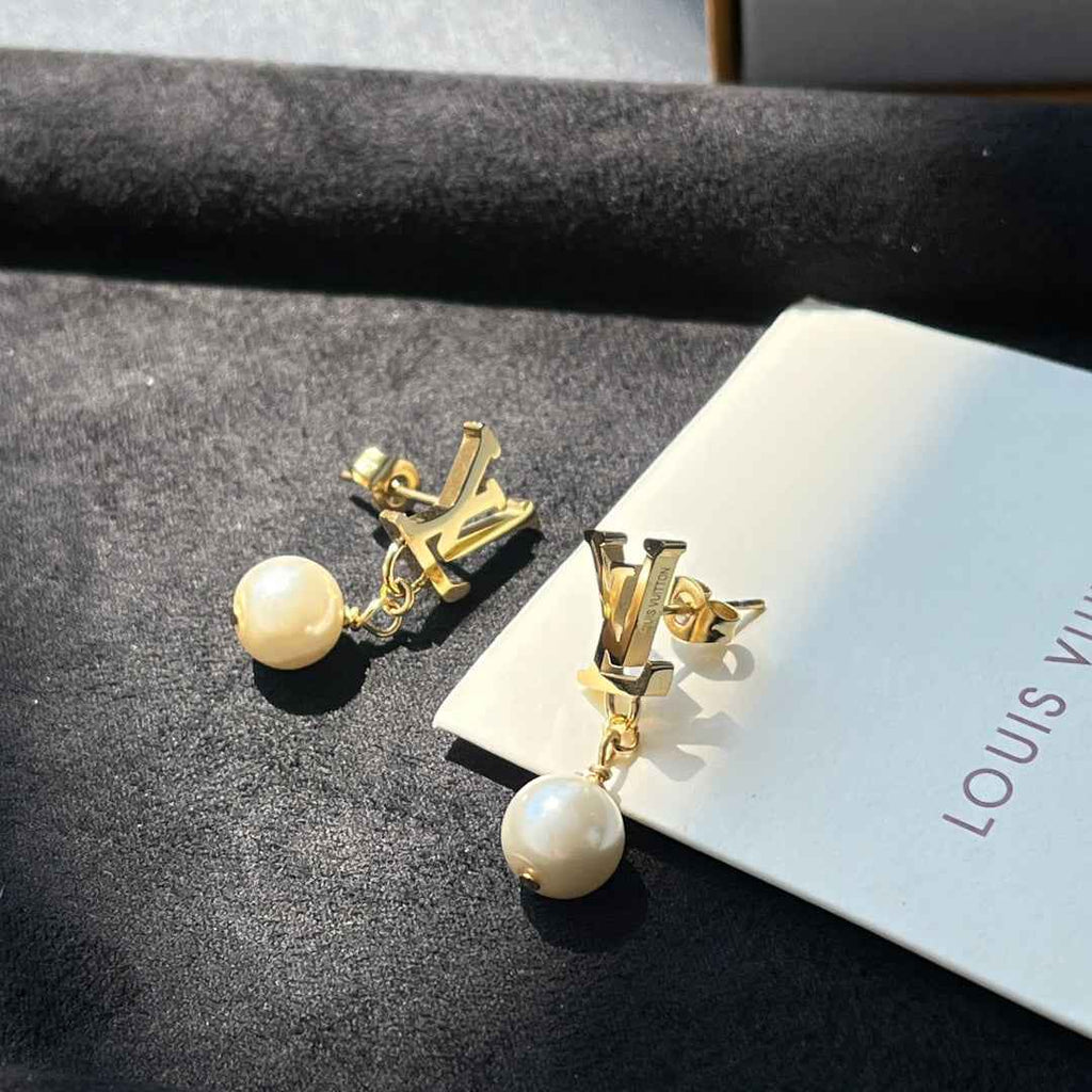 Women's earrings