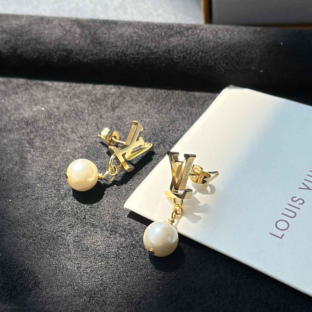 Women's earrings