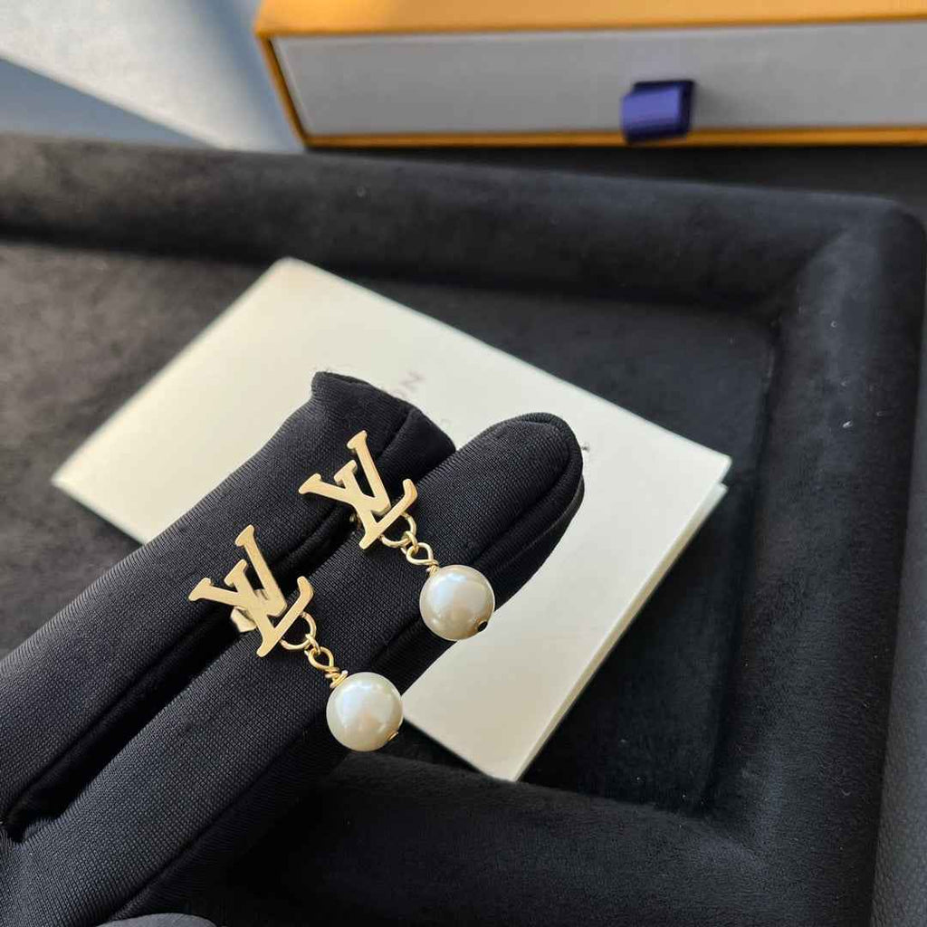 Women's earrings