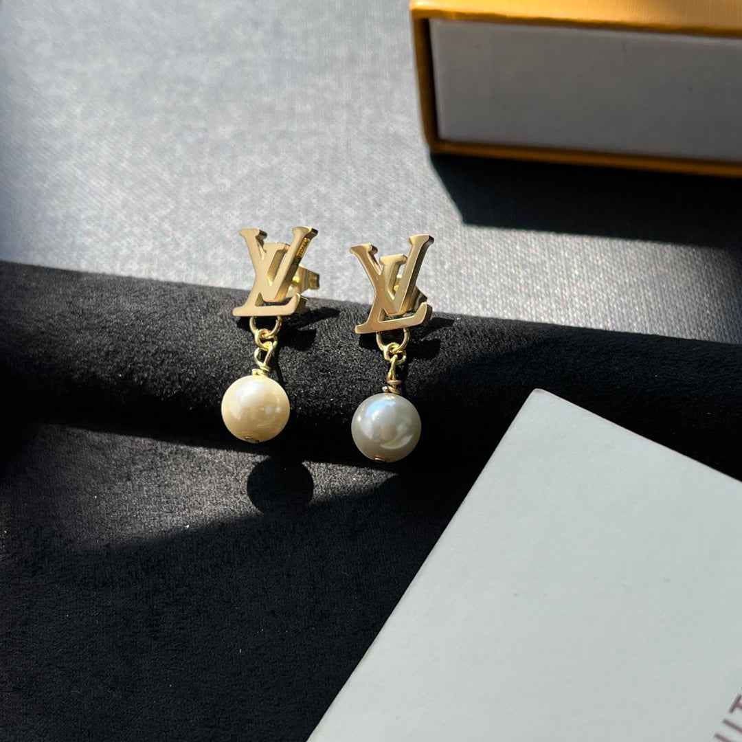 Women's earrings