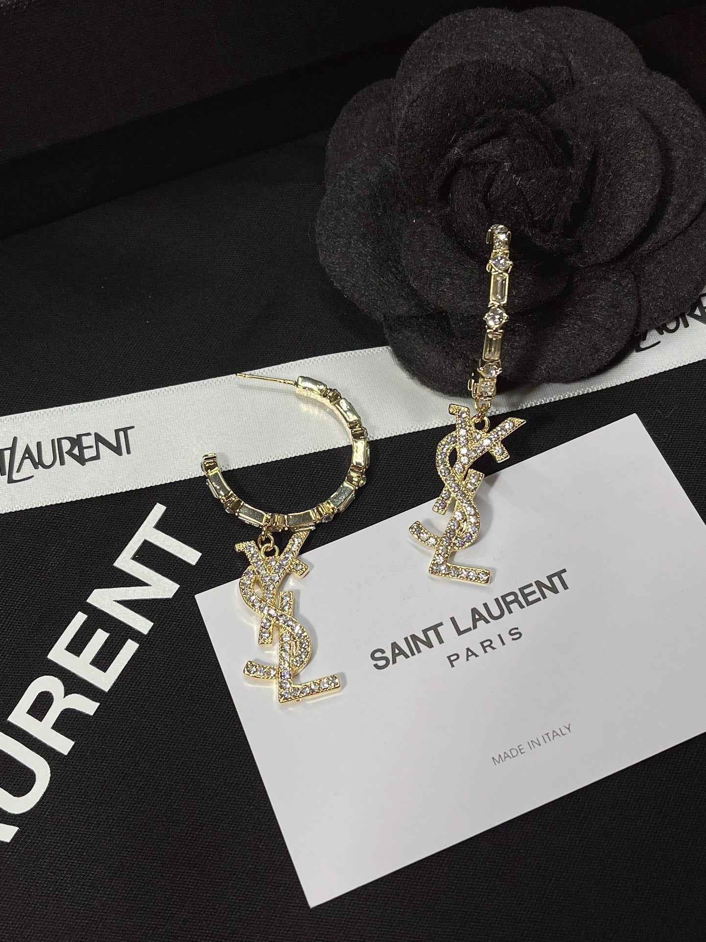 Women's fashion earrings