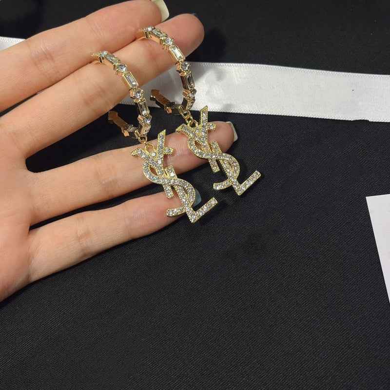 Women's fashion earrings