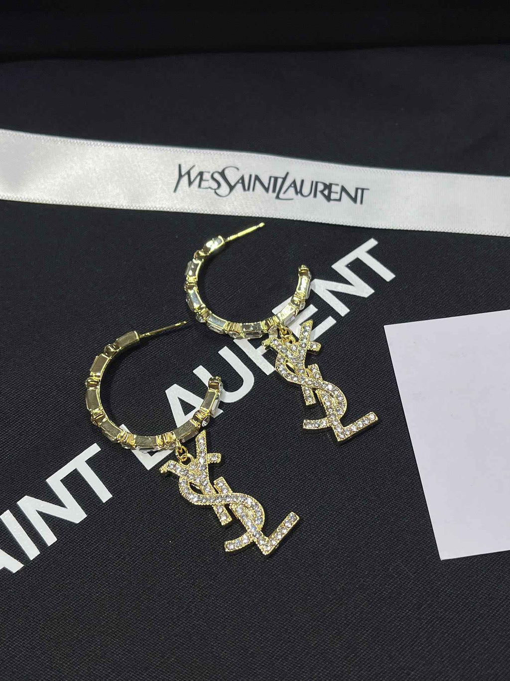 Women's fashion earrings