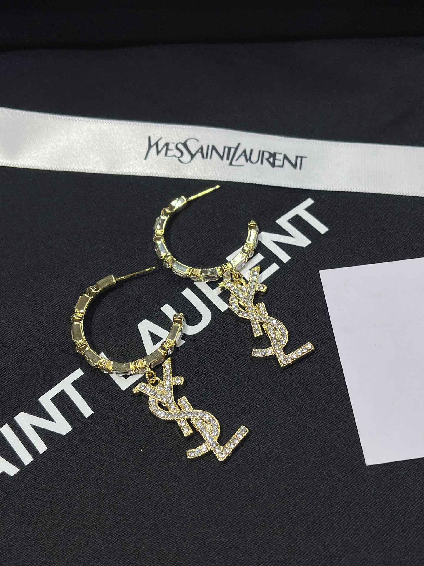 Women's fashion earrings