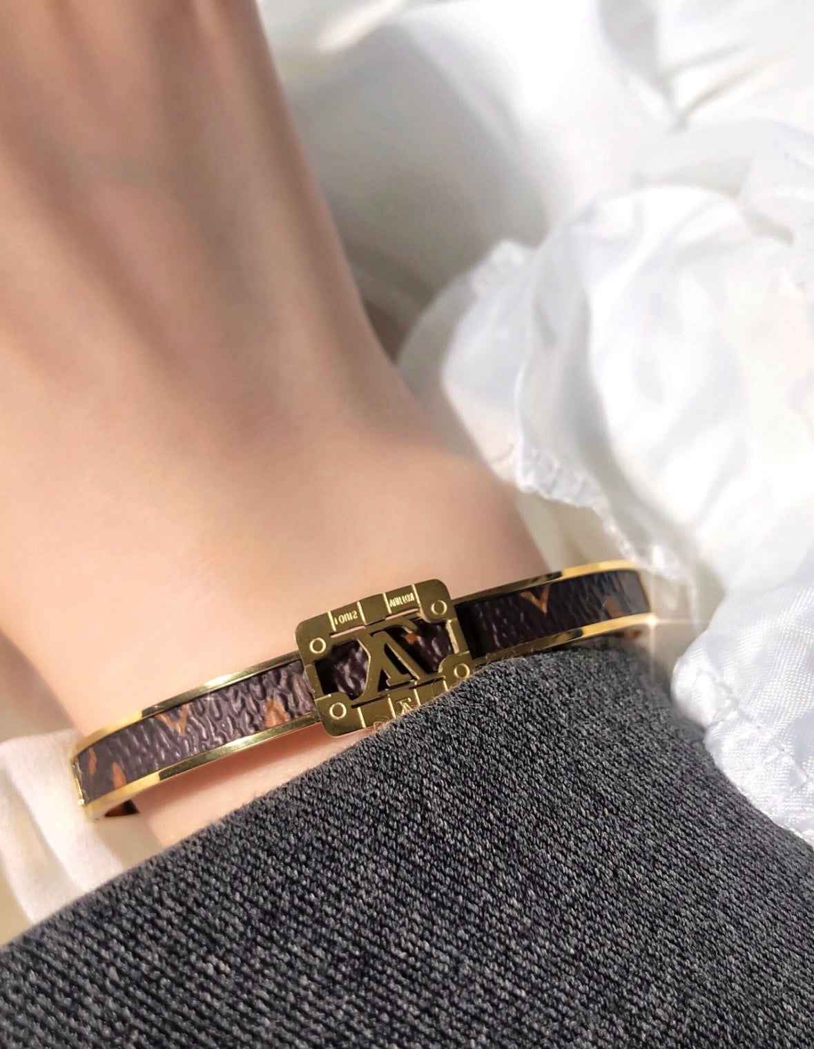 Fashionable women's light luxury style bracelet