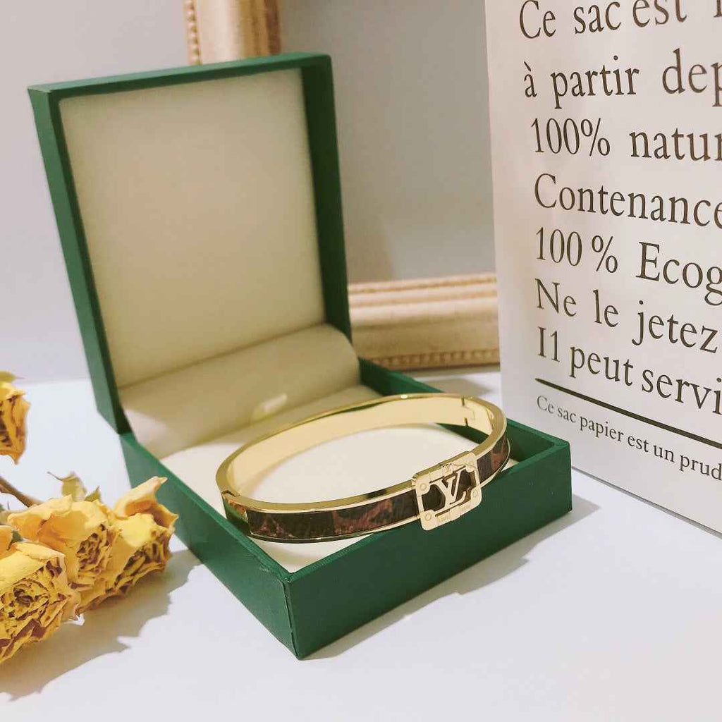 Fashionable women's light luxury style bracelet