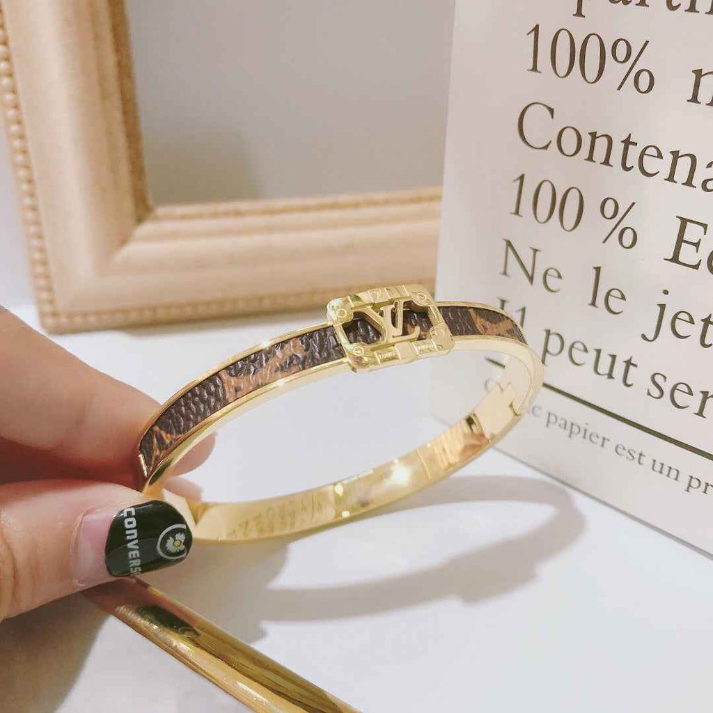 Fashionable women's light luxury style bracelet