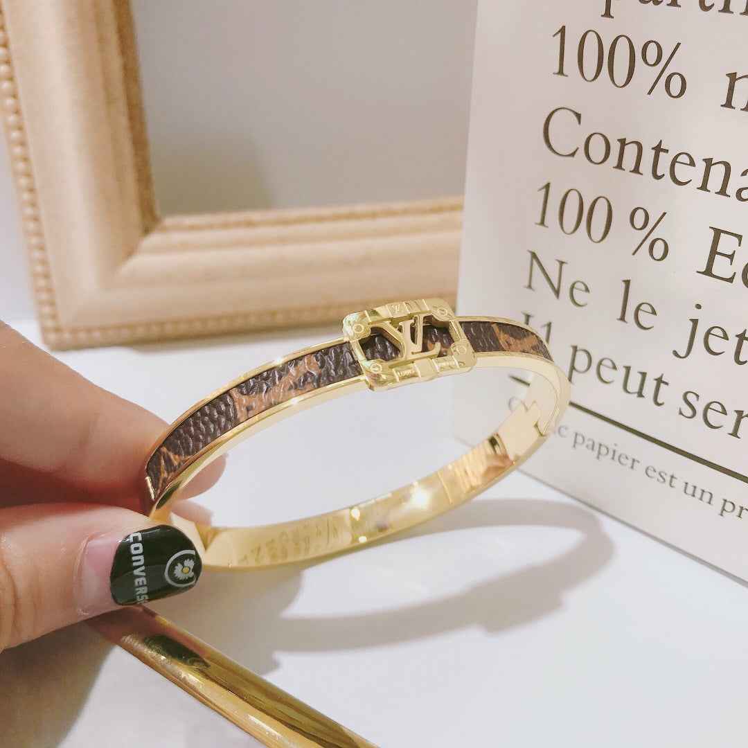 Fashionable women's light luxury style bracelet