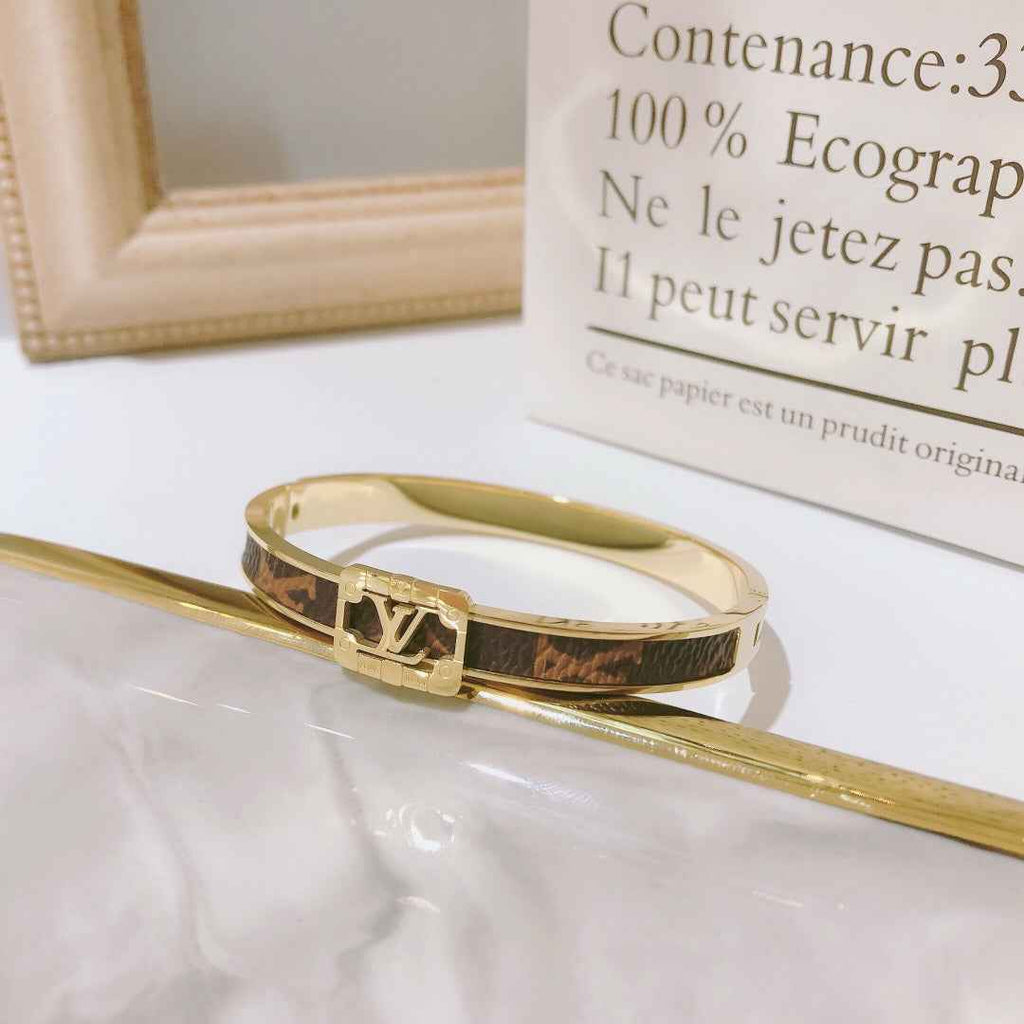 Fashionable women's light luxury style bracelet