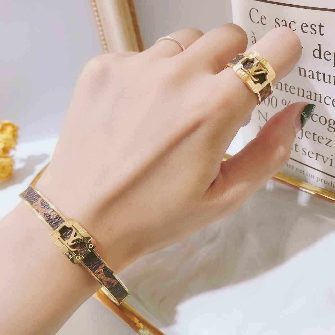 Fashionable women's light luxury style bracelet